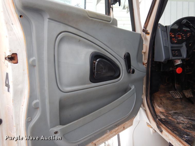 image for item DK4289 2006 International 4300  bucket truck