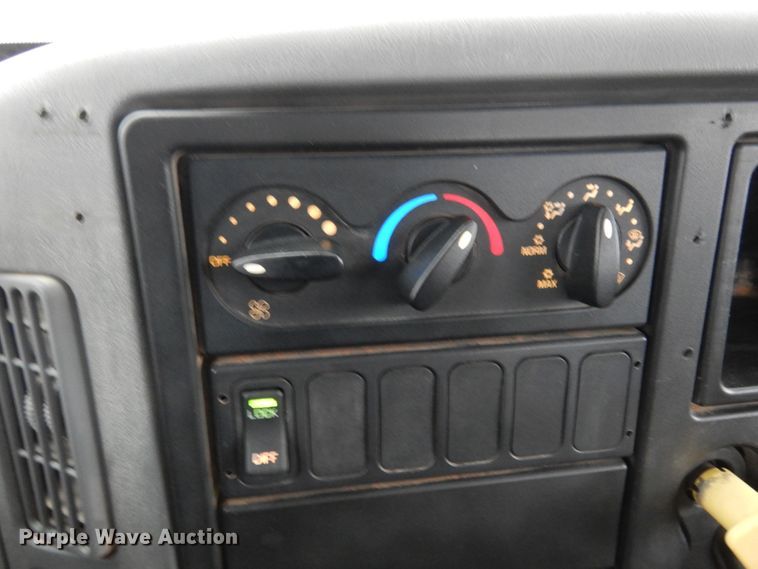 image for item DK4289 2006 International 4300  bucket truck