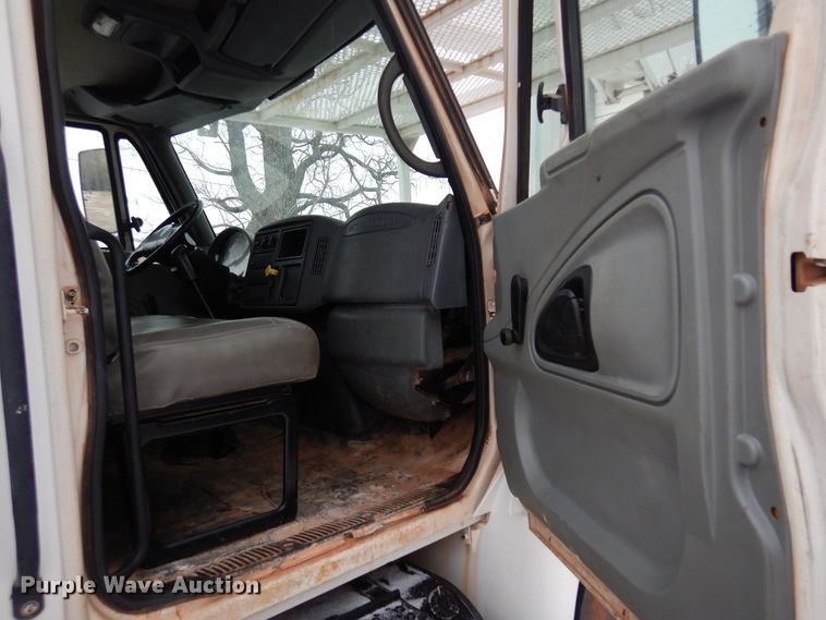 image for item DK4289 2006 International 4300  bucket truck