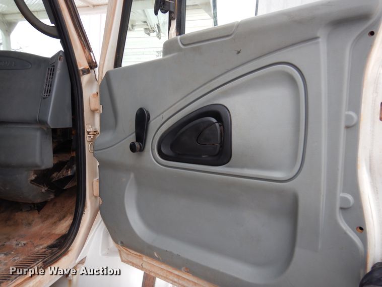 image for item DK4289 2006 International 4300  bucket truck