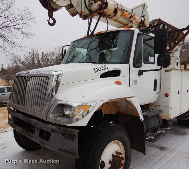 image for item DK4290 2006 International 7300  digger derrick truck