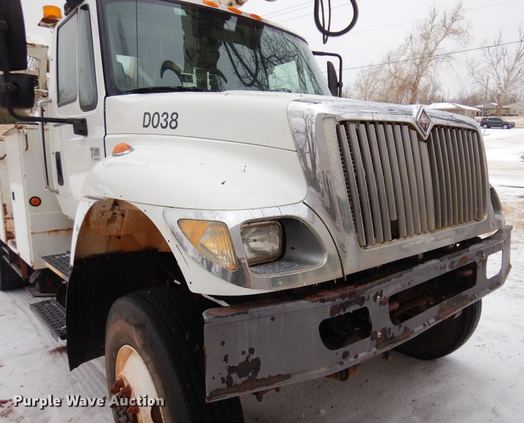 image for item DK4290 2006 International 7300  digger derrick truck