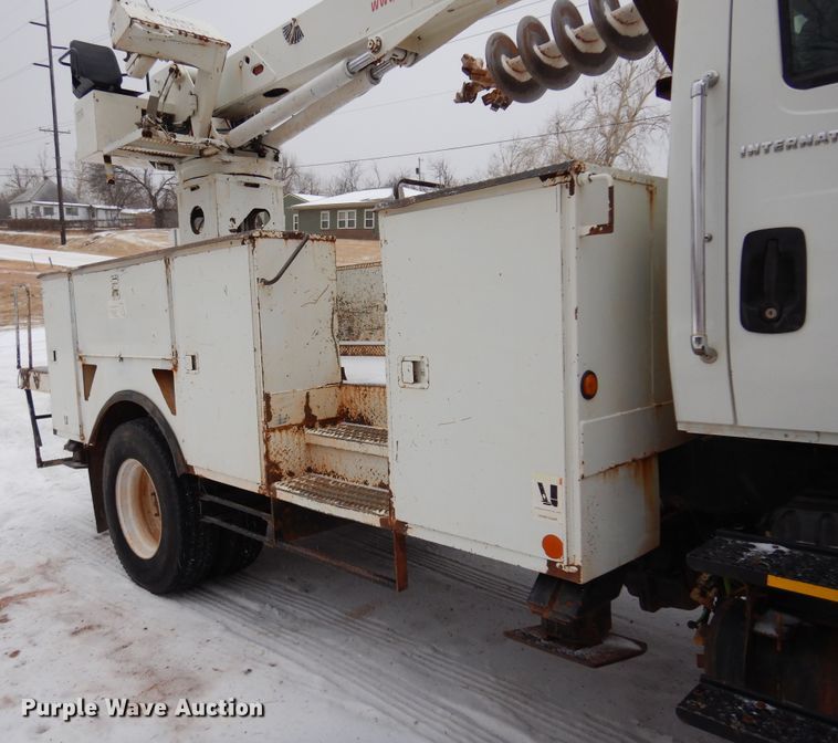 image for item DK4290 2006 International 7300  digger derrick truck