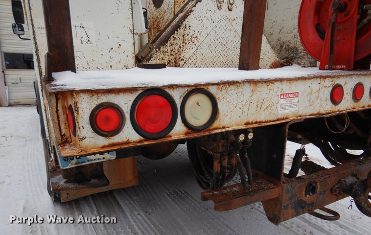 image for item DK4290 2006 International 7300  digger derrick truck