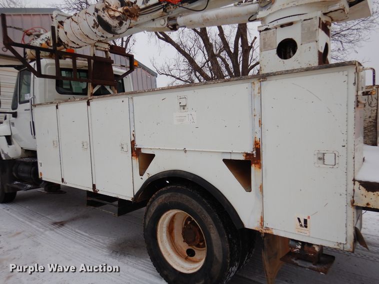 image for item DK4290 2006 International 7300  digger derrick truck