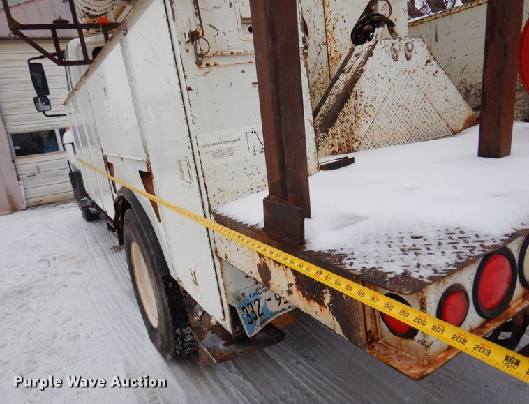 image for item DK4290 2006 International 7300  digger derrick truck