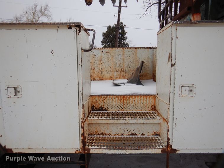 image for item DK4290 2006 International 7300  digger derrick truck