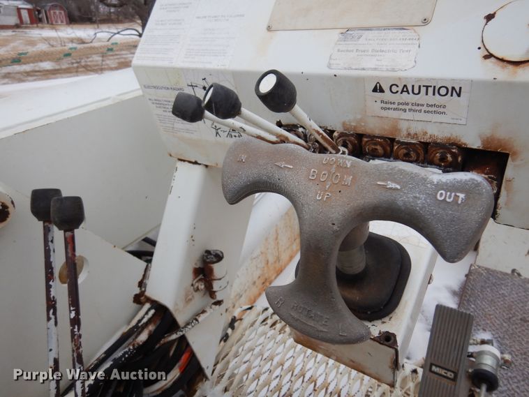 image for item DK4290 2006 International 7300  digger derrick truck