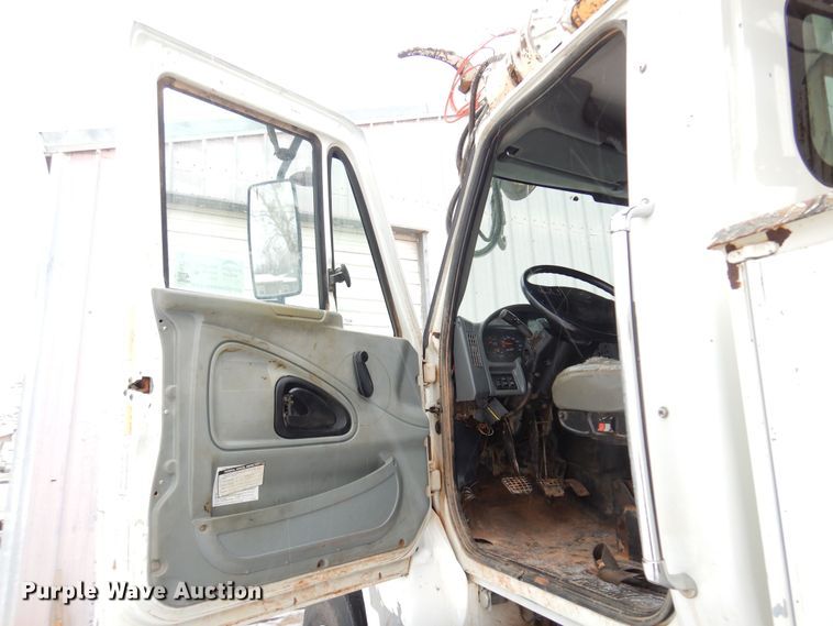 image for item DK4290 2006 International 7300  digger derrick truck