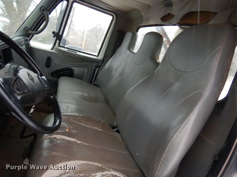 image for item DK4290 2006 International 7300  digger derrick truck