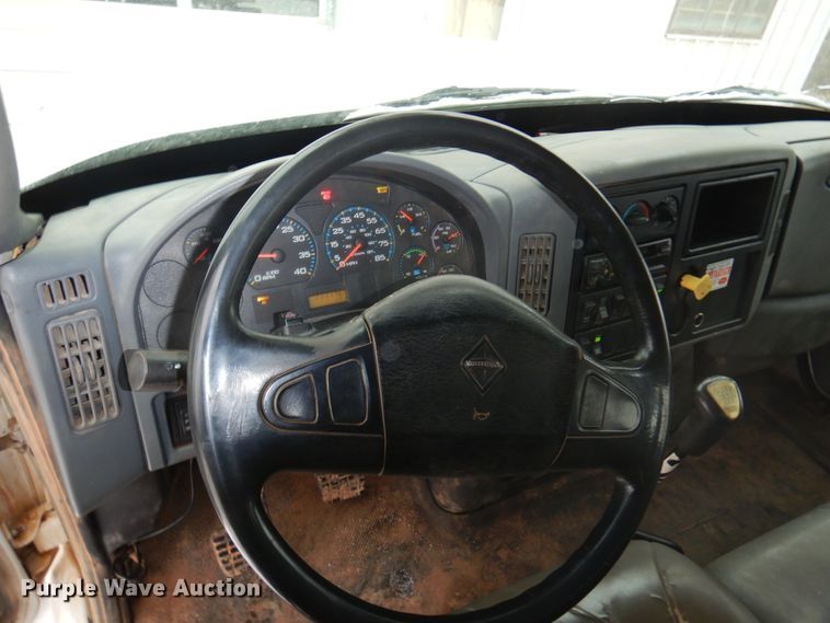 image for item DK4290 2006 International 7300  digger derrick truck