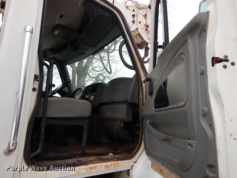 image for item DK4290 2006 International 7300  digger derrick truck