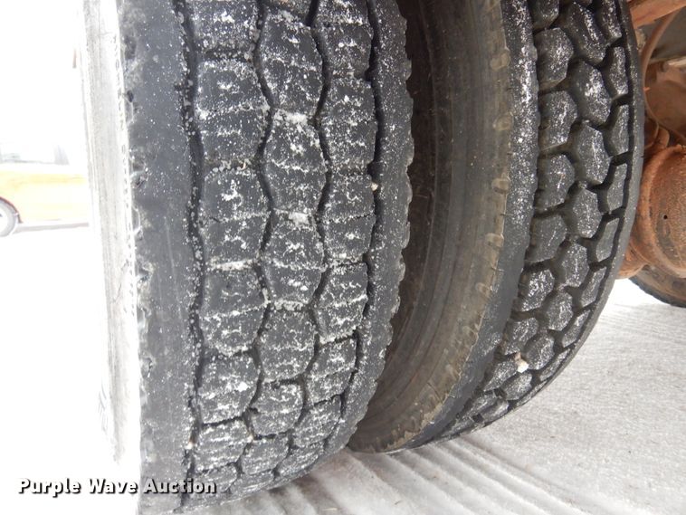 image for item DK4290 2006 International 7300  digger derrick truck