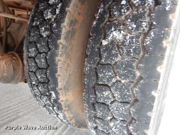 image for item DK4290 2006 International 7300  digger derrick truck