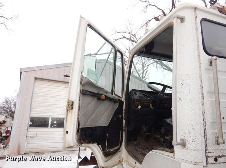 image for item DK4291 1994 Freightliner FLC112  winch truck