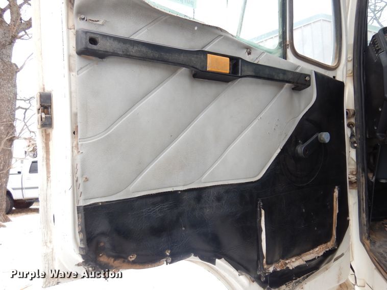 image for item DK4291 1994 Freightliner FLC112  winch truck