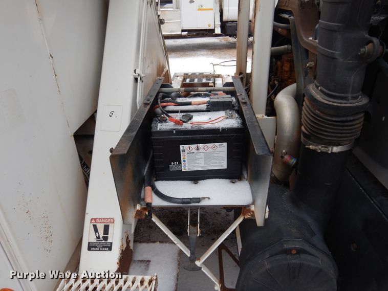 image for item DK4292 2001 Chevrolet T8500  bucket truck