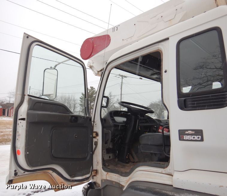 image for item DK4292 2001 Chevrolet T8500  bucket truck