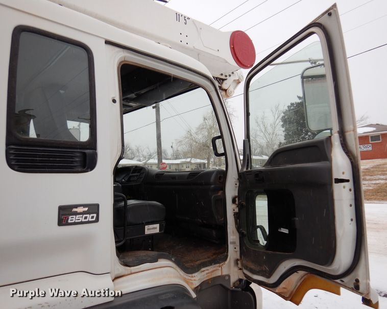 image for item DK4292 2001 Chevrolet T8500  bucket truck