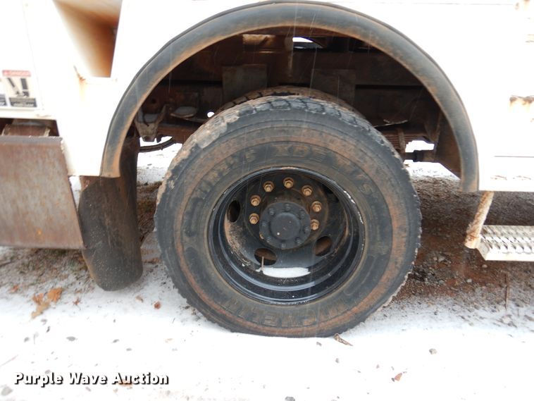 image for item DK4292 2001 Chevrolet T8500  bucket truck