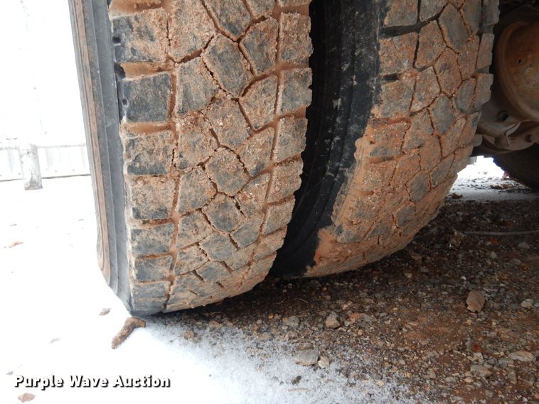 image for item DK4292 2001 Chevrolet T8500  bucket truck