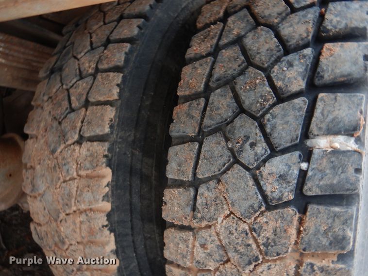 image for item DK4292 2001 Chevrolet T8500  bucket truck