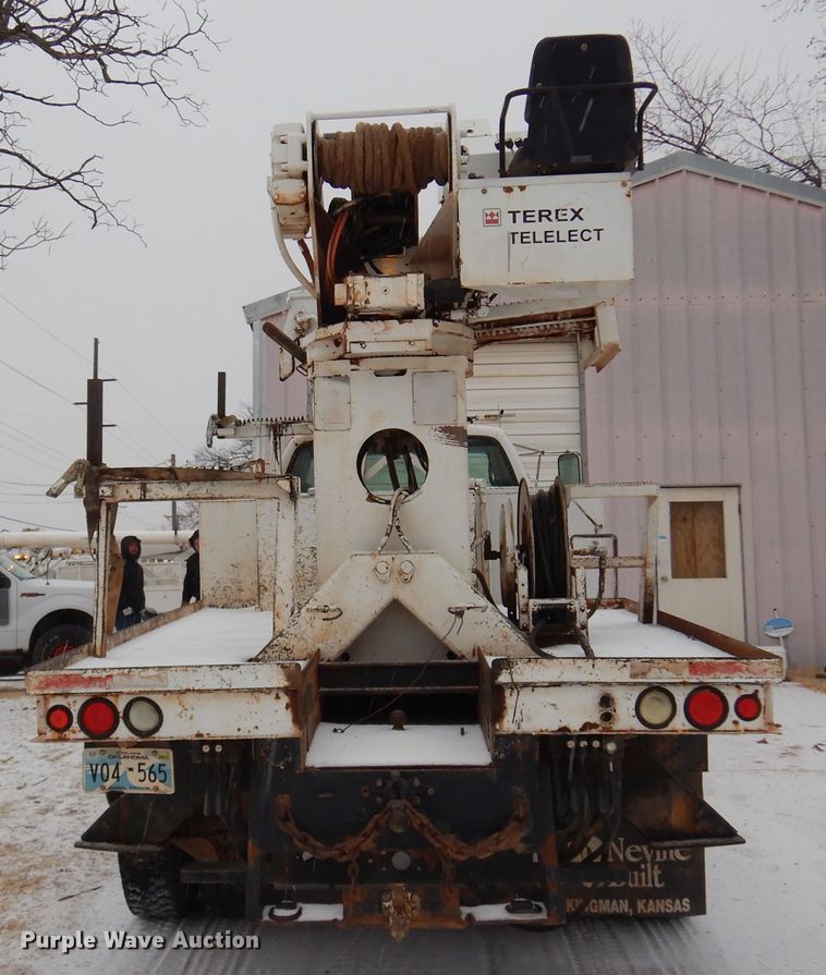 image for item DK4293 2001 Ford F750 Super Duty  digger derrick truck