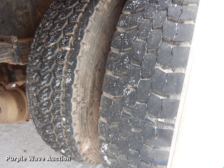 image for item DK4293 2001 Ford F750 Super Duty  digger derrick truck