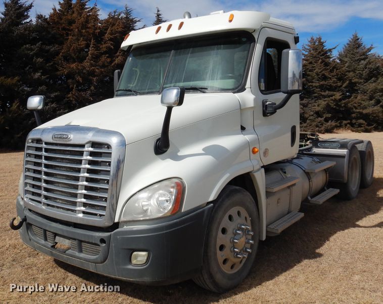 image for item DK4320 2015 Freightliner Cascadia 125  semi truck
