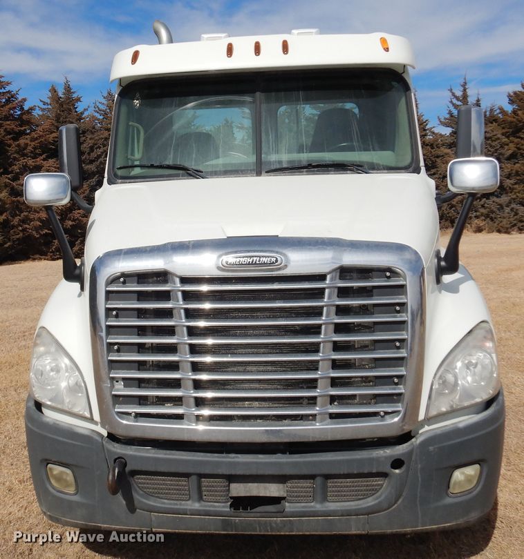 image for item DK4320 2015 Freightliner Cascadia 125  semi truck