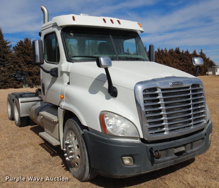 image for item DK4320 2015 Freightliner Cascadia 125  semi truck