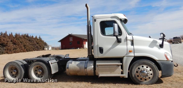 image for item DK4320 2015 Freightliner Cascadia 125  semi truck