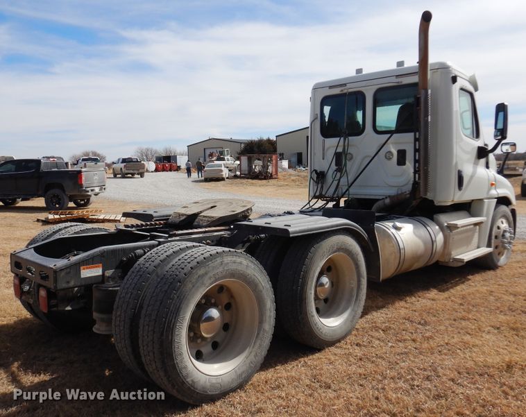 image for item DK4320 2015 Freightliner Cascadia 125  semi truck