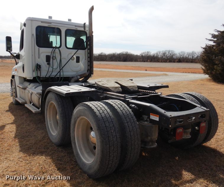 image for item DK4320 2015 Freightliner Cascadia 125  semi truck