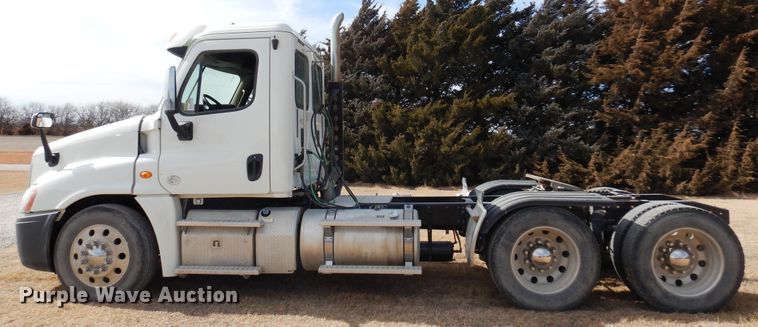 image for item DK4320 2015 Freightliner Cascadia 125  semi truck