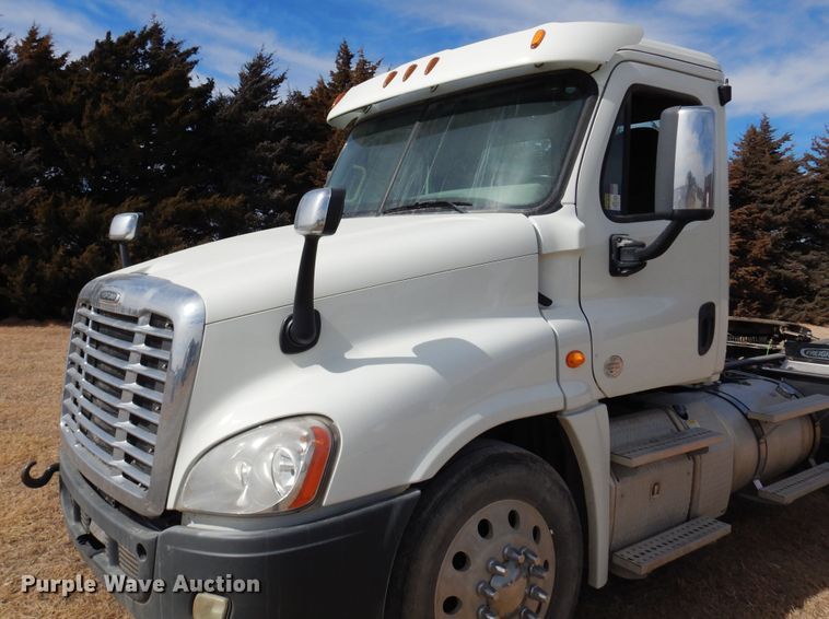 image for item DK4320 2015 Freightliner Cascadia 125  semi truck