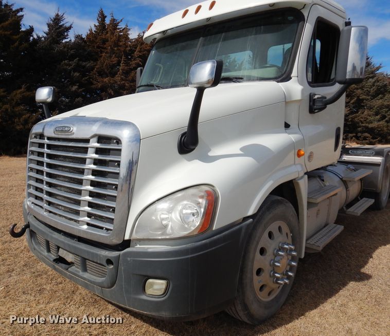 image for item DK4320 2015 Freightliner Cascadia 125  semi truck