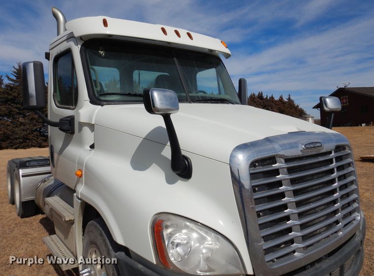 image for item DK4320 2015 Freightliner Cascadia 125  semi truck
