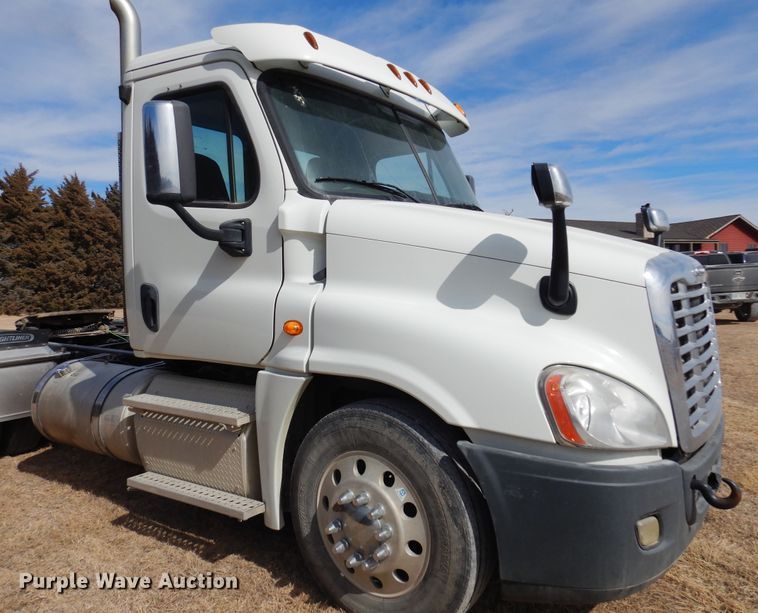 image for item DK4320 2015 Freightliner Cascadia 125  semi truck