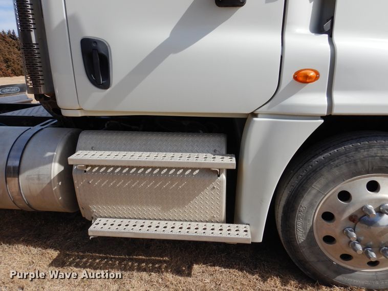 image for item DK4320 2015 Freightliner Cascadia 125  semi truck