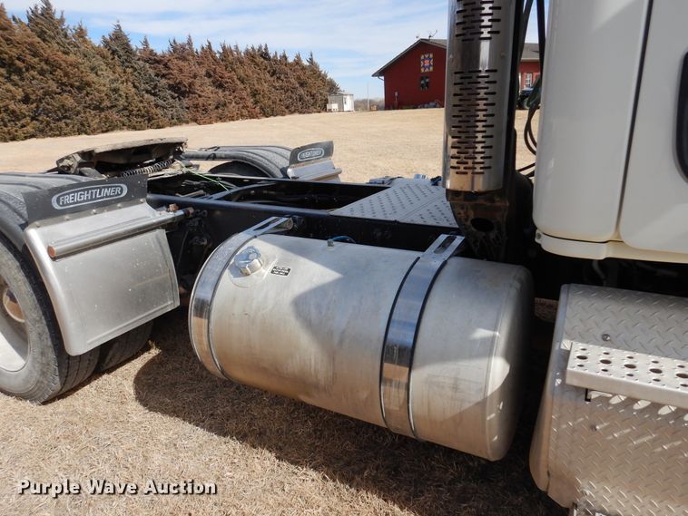 image for item DK4320 2015 Freightliner Cascadia 125  semi truck