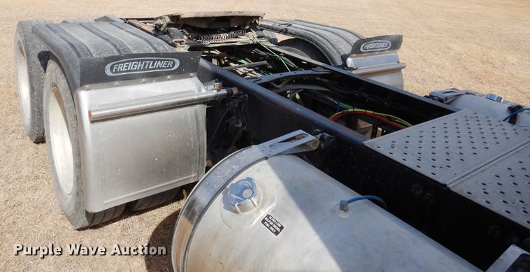 image for item DK4320 2015 Freightliner Cascadia 125  semi truck