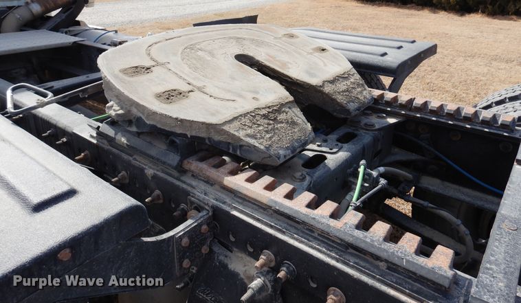 image for item DK4320 2015 Freightliner Cascadia 125  semi truck