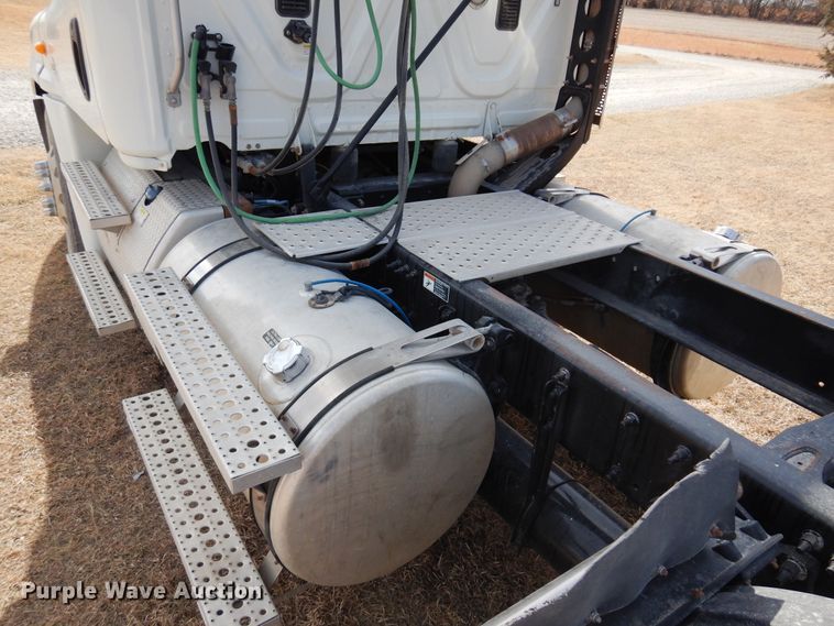 image for item DK4320 2015 Freightliner Cascadia 125  semi truck