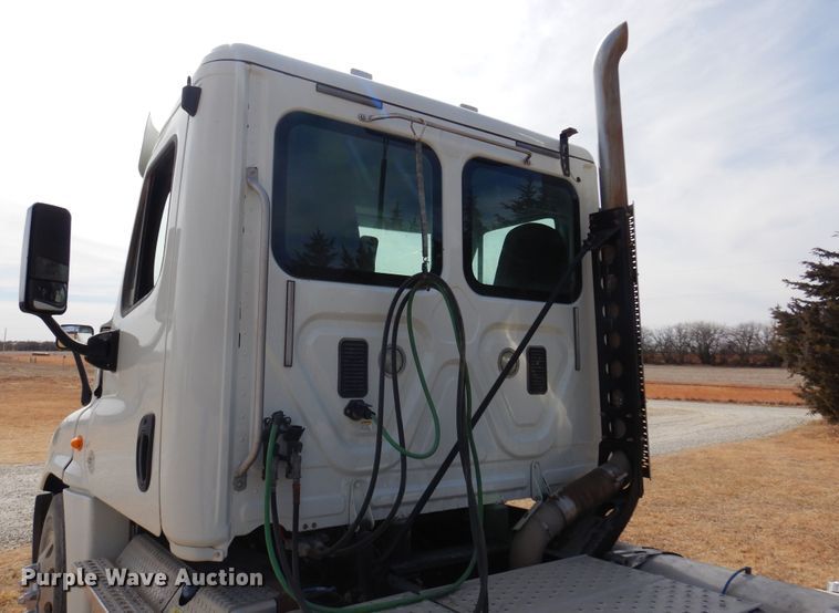 image for item DK4320 2015 Freightliner Cascadia 125  semi truck