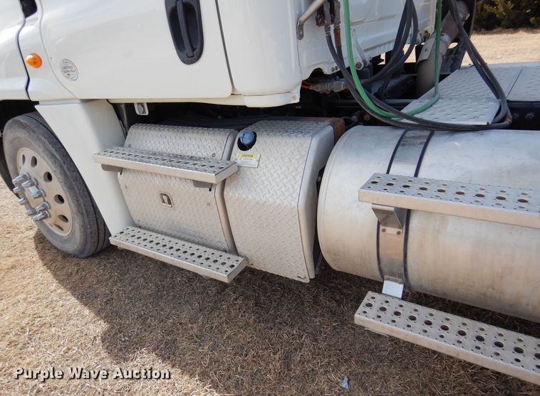 image for item DK4320 2015 Freightliner Cascadia 125  semi truck