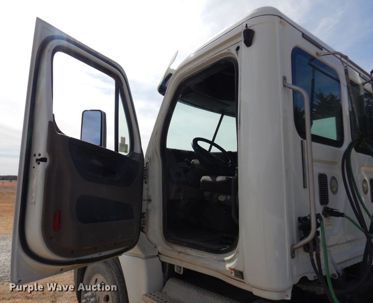 image for item DK4320 2015 Freightliner Cascadia 125  semi truck