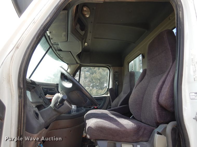 image for item DK4320 2015 Freightliner Cascadia 125  semi truck