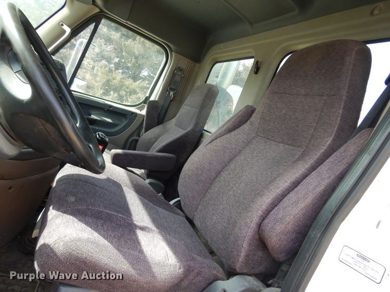 image for item DK4320 2015 Freightliner Cascadia 125  semi truck