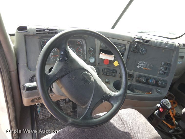 image for item DK4320 2015 Freightliner Cascadia 125  semi truck